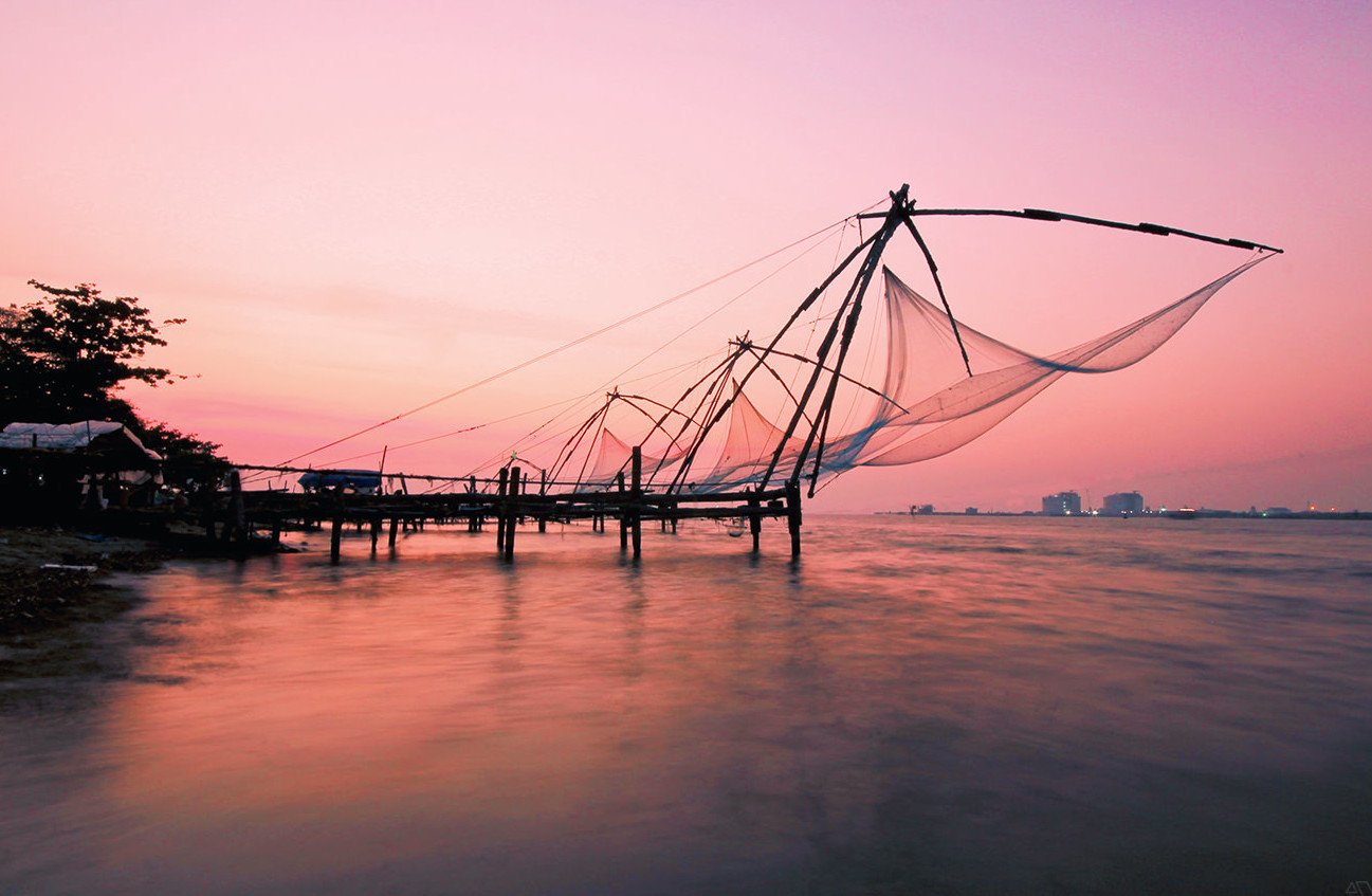 https://www.padiyathholidays.com/admin/uploads/image/packages/honeymoon/kerala-romantic-retreat/fort-cochin-kochi-sunset-e1440423999549.jpg