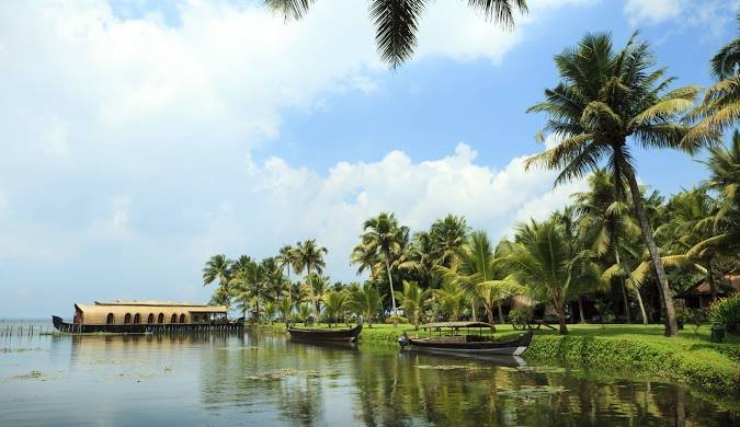 https://www.padiyathholidays.com/admin/uploads/image/packages/honeymoon/kerala-romantic-retreat/k.jpg